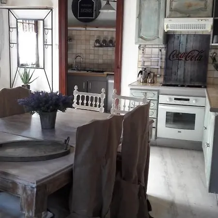Holiday home Maison Atypique Dans Cite Medievale