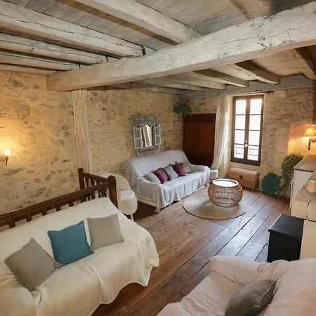 Holiday home Maison Atypique Dans Cite Medievale Saint-Macaire