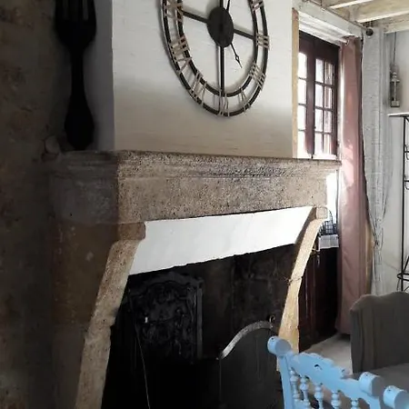 Holiday home Maison Atypique Dans Cite Medievale Saint-Macaire