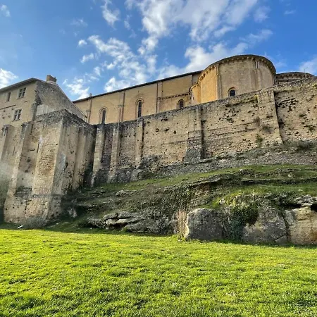 Holiday home Maison Atypique Dans Cite Medievale Saint-Macaire